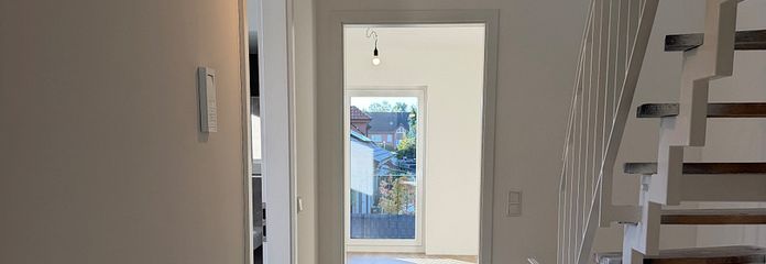 La vostra opportunità di avere una casa di proprietà – Casa a schiera efficiente dal punto di vista energetico in una posizione privilegiata (KfW55) – Flur 1. OG