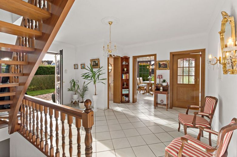 Großzügigkeit neu definiert: EFH, Pool &amp; 2.790 m² Grundstück in Dölau – Flur - Eingang - EG