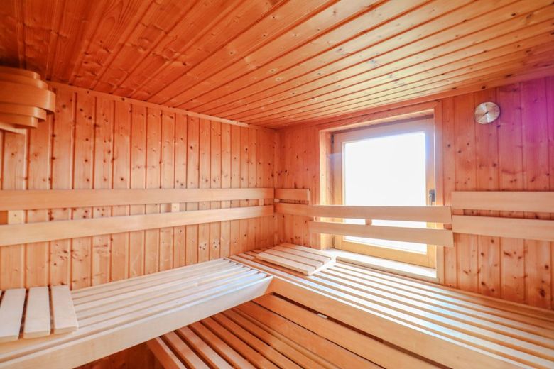 Großes Haus -Potenzial für 3-4 Wohneinheiten Scheune Stellplätze hohe Renditechance Familienparadies – Herrlich großzügige  Sauna für mehrere Personen zum Entspannen