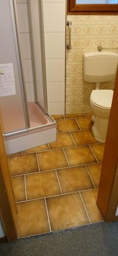 Molto spazio a poco prezzo, anche per 2 generazioni – Teilsanierte Dusch/Toilette