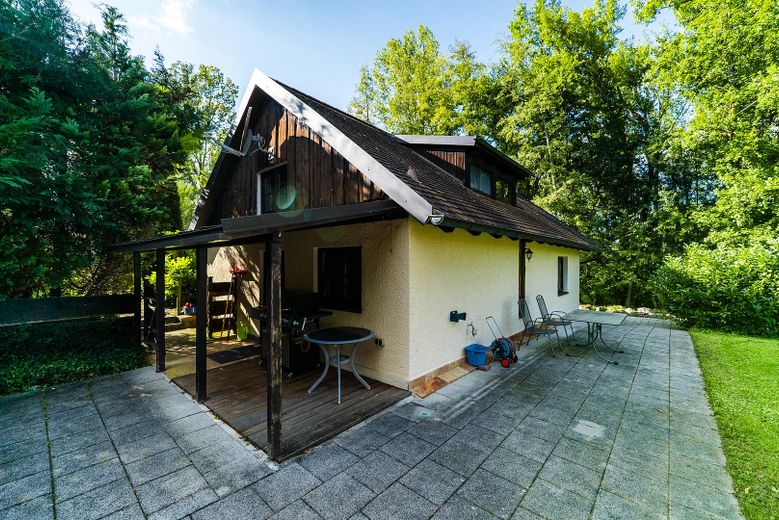 Eşsiz, komisyonsuz! Konut/lifestyle malikanesi, 3 daire, yaklaşık 480m² kullanım alanı, 800m² depo alanı, 7000 m² arsa – Wohneinheit Wirtehaus