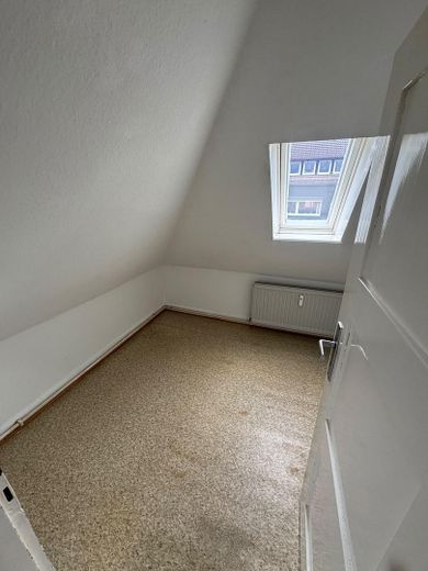 4-room top-floor apartment with fitted kitchen – Zimmer 4