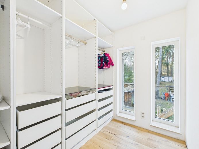 Charmante und energieeffiziente Architektenvilla mit hochwertiger Ausstattung – begehbare Ankleide