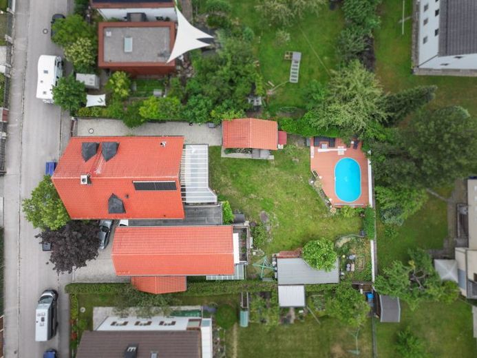 Oportunidad rara en Múnich-Allach: edificio de cinco viviendas con terreno de ensueño, piscina y jardín – Foto 1