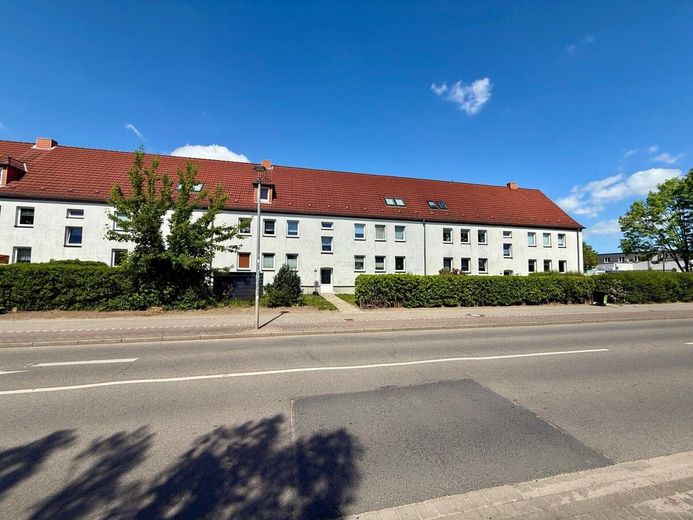 HORN IMMOBILIEN++ Neubrandenburg, 3-Raum Eigentumswohnung im 1. Obergeschoss -vermietet- – Straßenansicht