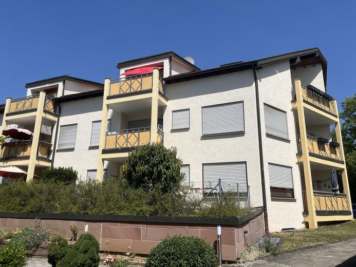 Porsche praktisch vor der Haustür: 3-Zimmer Wohnung mit zwei Balkonen und Tiefgaragenstellplatz – Außenansicht