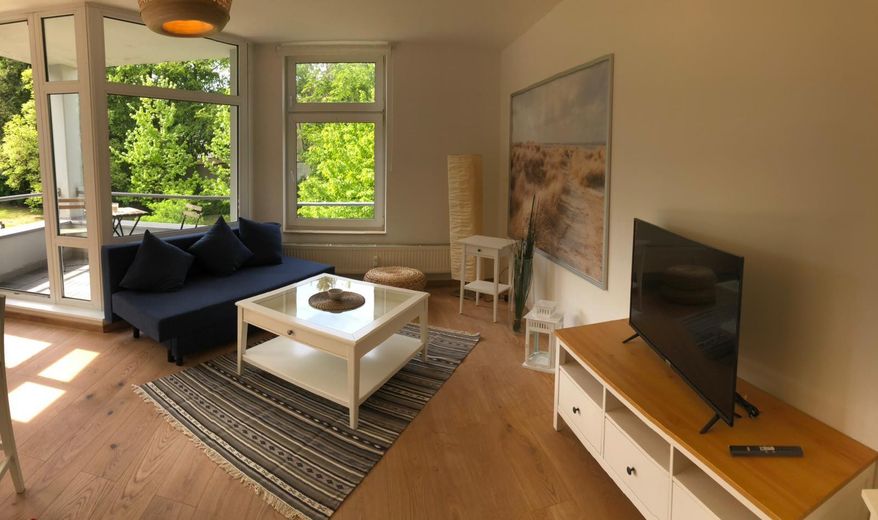 Ruhig, hell, möbliert - Apartment mit Balkon und Top-Anbindung zwischen Adlershof und Flughafen BER – Wohnzimmer