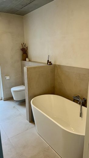 4-Zimmer-Wohnung mit großem Garten, Terrasse & Garage – Bad