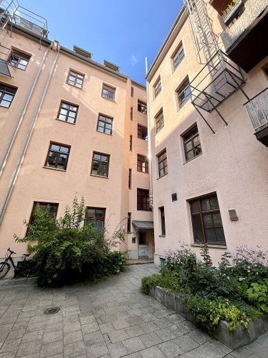 Bezugsfreie Dachgeschosswohnung im Altbau in attraktiver Lage – Ansicht Mittelhaus
