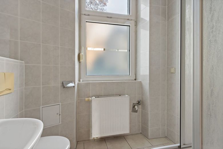1-Raumwohnung mit Einbauküche in zentraler Lage! – Badezimmer