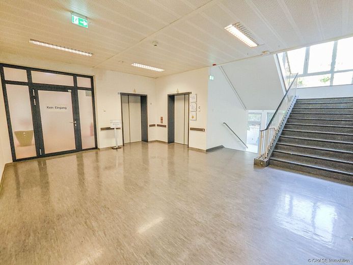 Großzügige Praxis- und Therapieräume im Gesundheitscampus - Gewerbefläche im 3. OG Rechts mieten! – Treppenhaus und Fahrstühle