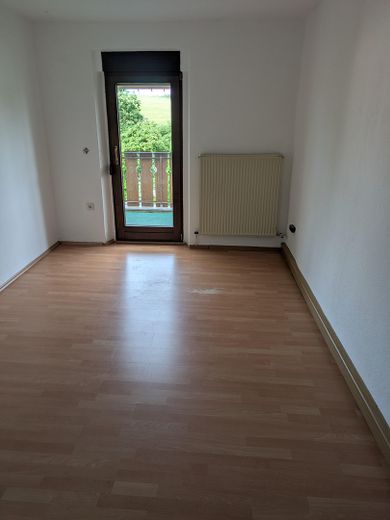 Schöne 4 Zimmer Wohnung mit Balkon und Garten – Zimmer mit Zugang zum Balkon