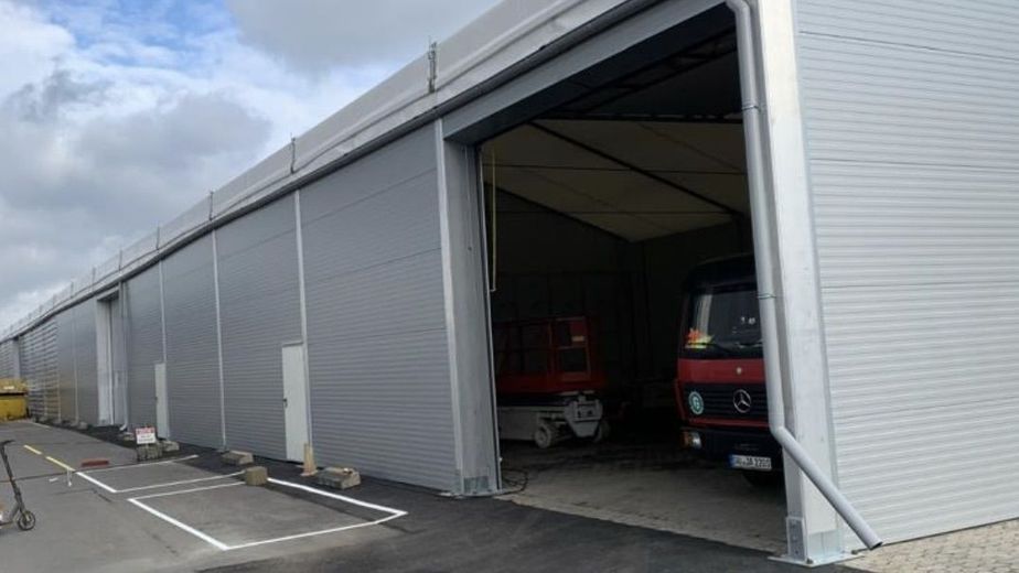 Halle zu vermieten - hohe Deckenhöhe - Industriepark Horhausen ab sofort frei! Lager/ Werkstatt! – Hallenansicht Tor