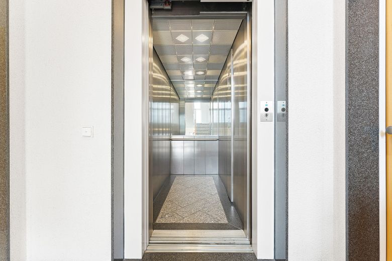 Alexanderplatz: Ruhige, möblierte 2-Zimmer-Neubauwohnung mit Tiefgarage und Doorman-Service – Aufzug