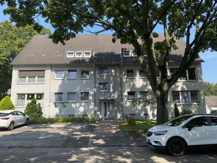 Ruhiges Wohnen, stadtnah in Ge-Buer mit Balkon, Terrasse & Garten – Frontansicht