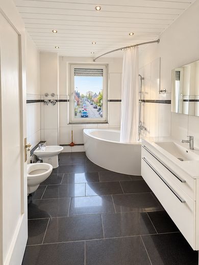 Nach WEG aufgeteiltes MFH, 4 Wohneinheiten, 2 vermietet, 1 frisch renoviert – 1.OG - Badezimmer