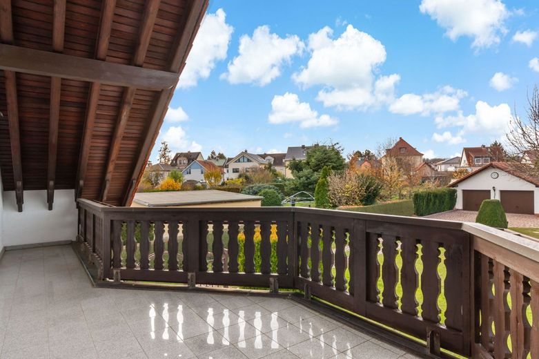 Großzügigkeit neu definiert: EFH, Pool &amp; 2.790 m² Grundstück in Dölau – Balkon OG