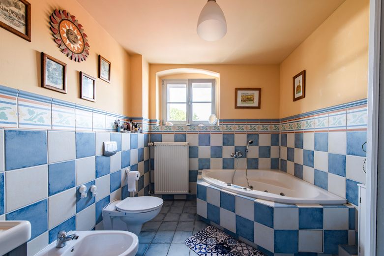 Charmantes Stadthaus mit etabliertem Restaurant in bester Lage von Gransee – Badezimmer / Wohnung 2