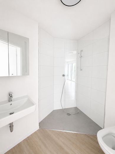 Apartament z balkonem w zabytkowym bunkrze przeciwlotniczym – Zdjęcie 5