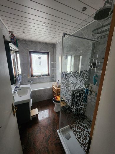 4-pokojowe mieszkanie w spokojnej lokalizacji – Badezimmer
