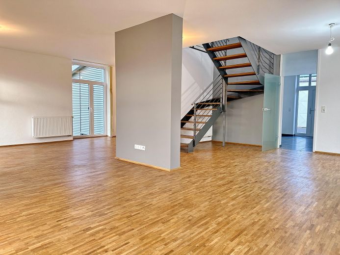 Modernes Wohnhaus mit separater Gewerbeeinheit in ruhiger Citylage – Blick zur Treppe/Flur