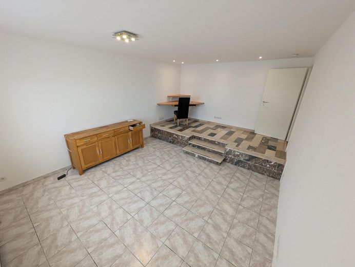 Sofort bezugsfrei: 102m²-Wohnung (3,5 Zimmer) mit Garten, 4 Stellplätze (Doppelgarage inkl. Grube) – Wohnzimmer