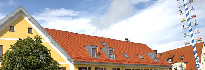 Rarità storica sulla piazza del mercato: appartamento di 3 locali completamente ristrutturato con accogliente balcone – Historisches Gebäude