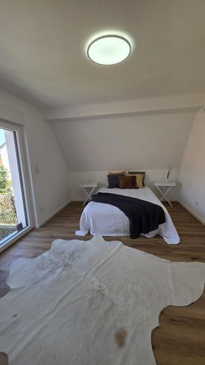 Einziehen & wohlfühlen: Modernisiertes Stadthaus mit Garage und Terrasse – provisionsfrei – Foto 10