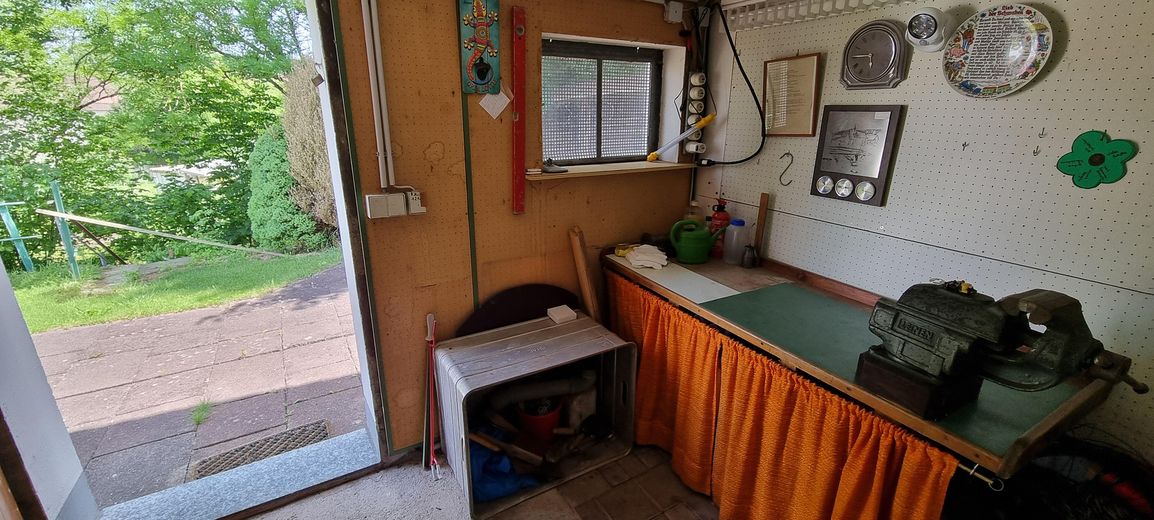 Baugrundstück erschlossen, mit vorhandener großen Garage u. kleiner Werkstatt – Werkstatt