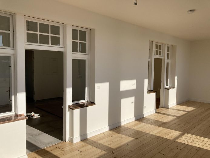 Sonnige 3-Zimmer-Wohnung im sanierten Altbau – Wohnzimmer