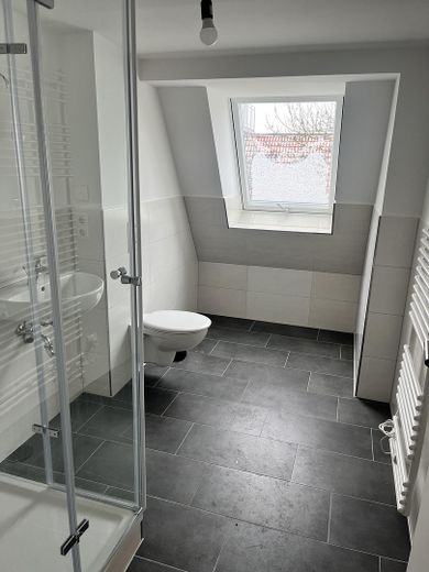 Dachgeschosswohnung Dietzgenstraße 93 – Bad