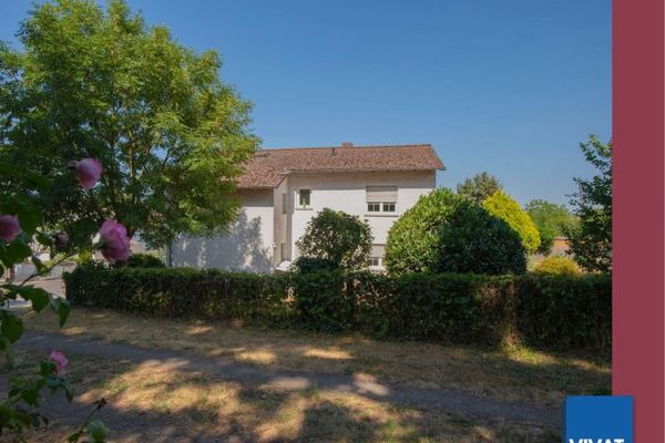 Casa bifamiliare con bel giardino in posizione periferica e recentemente modernizzata!