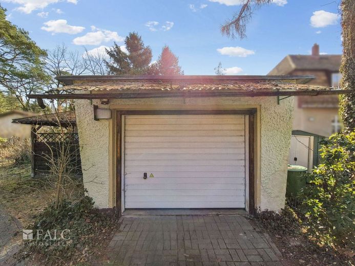 Einfamilienhaus mit Garten an Berliner Stadtgrenze - FALC Immobilien – Garage