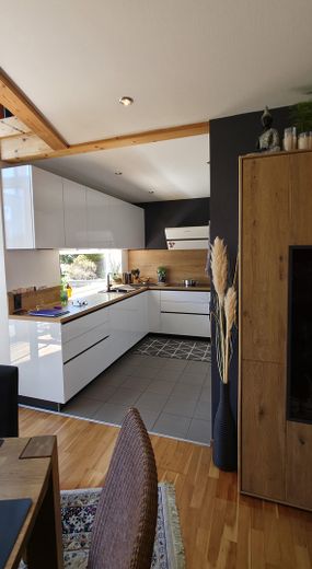 Hochwertiges Architektenhaus mit Wintergarten, Teich und 1.541 m² Grundstück in Albstadt-Tailfingen – Moderne Einbauküche, neu