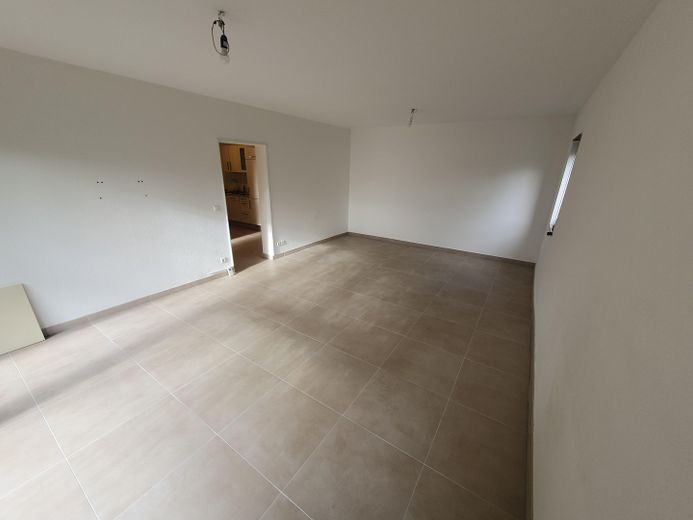 Tranquillo appartamento di 2 locali con terrazza e garage – Wohnzimmer