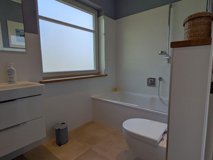 Professionally renovated mid-terrace house in an attractive location in Lilienthal-Butendiek – Badezimmer - OG