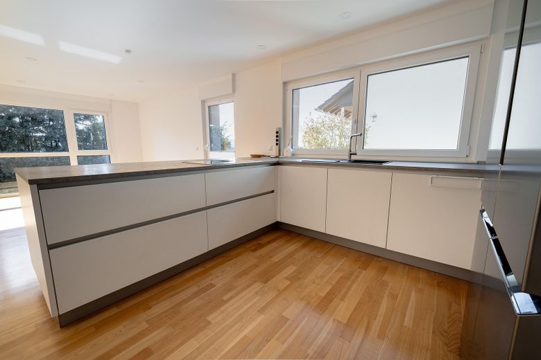 Attraktive Maisonettewohnung mit Haus-im-Haus-Charakter, Dachloggia, Garage – Küche