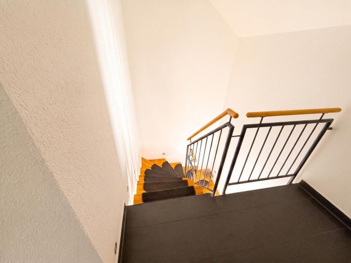 Gelegenheit: Pflegeleichte Terrasse 190 m² Raumwunder mit Sauna & Homeoffice Möglichkeit – Foto 16