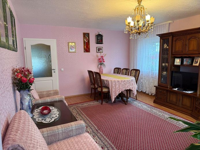 Komsisyonsuz: Balkonlu, çok bakımlı 3 odalı daire – Wohnzimmer