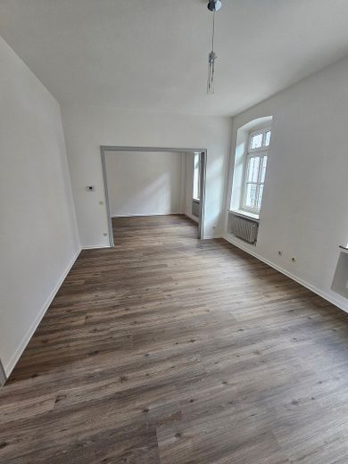 Frisch renovierte 2-Zimmer-Wohnung mit hellem Wohnbereich in zentraler Lage – Foto 2