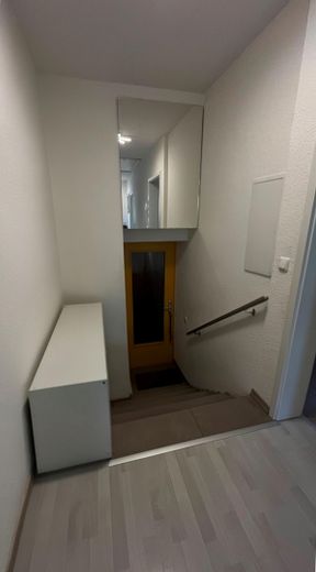 Zabytkowy budynek mieszkalno-usługowy położony dokładnie naprzeciwko zamku Klippenstein – NB. 1. OG Flur