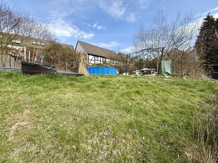 Fröndenberg-Mitte: Einfamilienhaus im Stadtgebiet - Es gibt viel zu tun, packen Sie es an! – Gartengrundstück