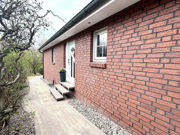 225 qm Familienglück auf 2 Ebenen + Toller Garten, Sauna & Kamin – Eingang