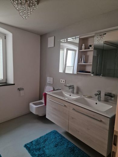 Particolare appartamento penthouse di 5 locali con balcone nel centro storico di Bad Tölz – Waschtisch
