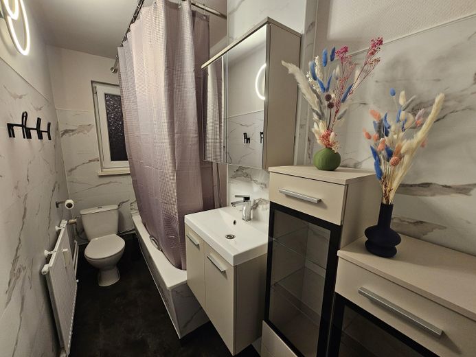 Möbliertes 3-Zimmer-Apartment als 3er-WG am Heidelberger Platz- nahe FU und Charité Zahnklinik – Bathroom