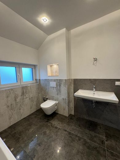 Moderne 9-Zimmer-Neubauwohnung mit ca. 235 m², zwei Küchen und zwei Balkonen in Rodenbach – फोटो 15