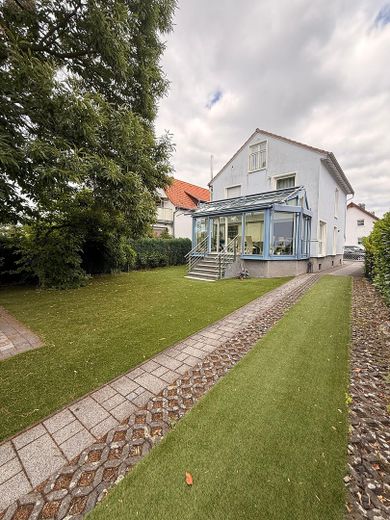 CHARMANTES EINFAMILIENHAUS MIT LICHTDURCHFLUTETEM WINTERGARTEN AUF IDYLLISCHEM GRUNDSTÜCK – Garten