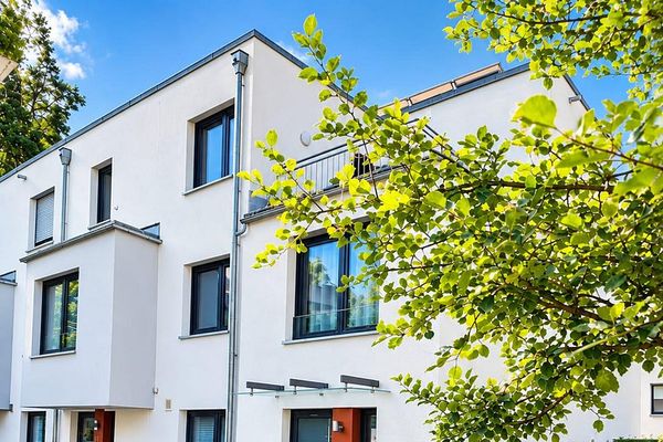 Moderna villetta a schiera di testa con giardino esposto a sud-ovest