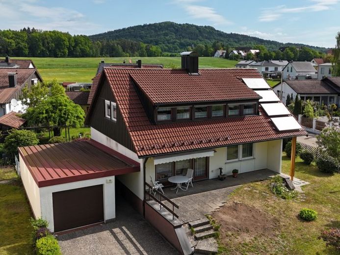 Gepflegtes Einfamilienhaus mit großem Traumgarten – फोटो 1