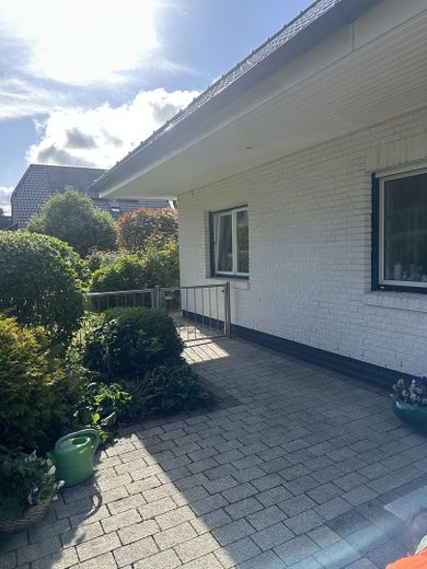 Vorderansicht mit Garteneingan